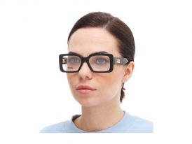 Fendi 50072I 001 на женском лице